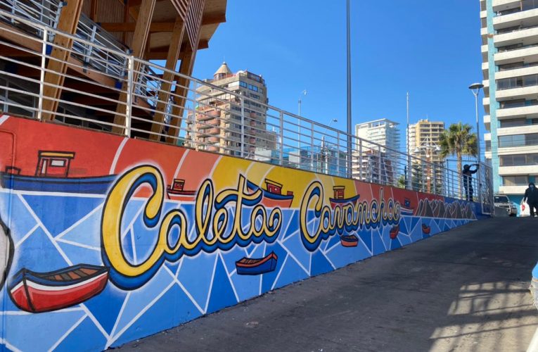 Unidad de muralistas de la Municipalidad de Iquique realiza obra de más de 30 metros cuadrados en Caleta Cavancha