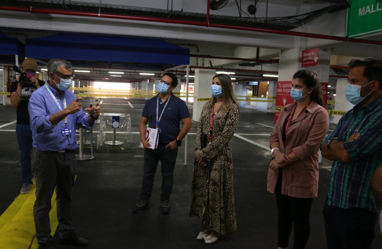 Salud Municipal de Iquique habilita «Vacunatorio al auto» en estacionamientos del Mall Plaza.